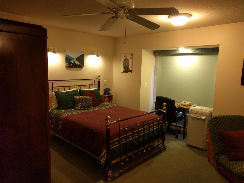 Cedar Wood Lodge Bed & Breakfast Inn พอร์ตอัลเบอนี ภายนอก รูปภาพ
