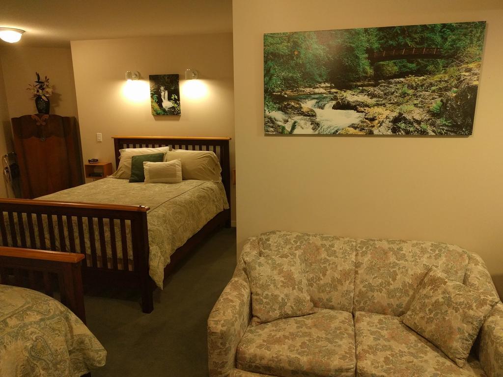 Cedar Wood Lodge Bed & Breakfast Inn พอร์ตอัลเบอนี ภายนอก รูปภาพ