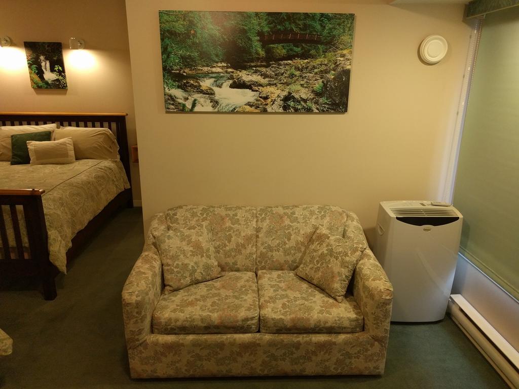 Cedar Wood Lodge Bed & Breakfast Inn พอร์ตอัลเบอนี ภายนอก รูปภาพ