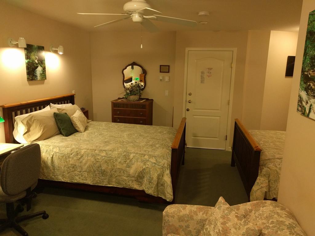 Cedar Wood Lodge Bed & Breakfast Inn พอร์ตอัลเบอนี ภายนอก รูปภาพ