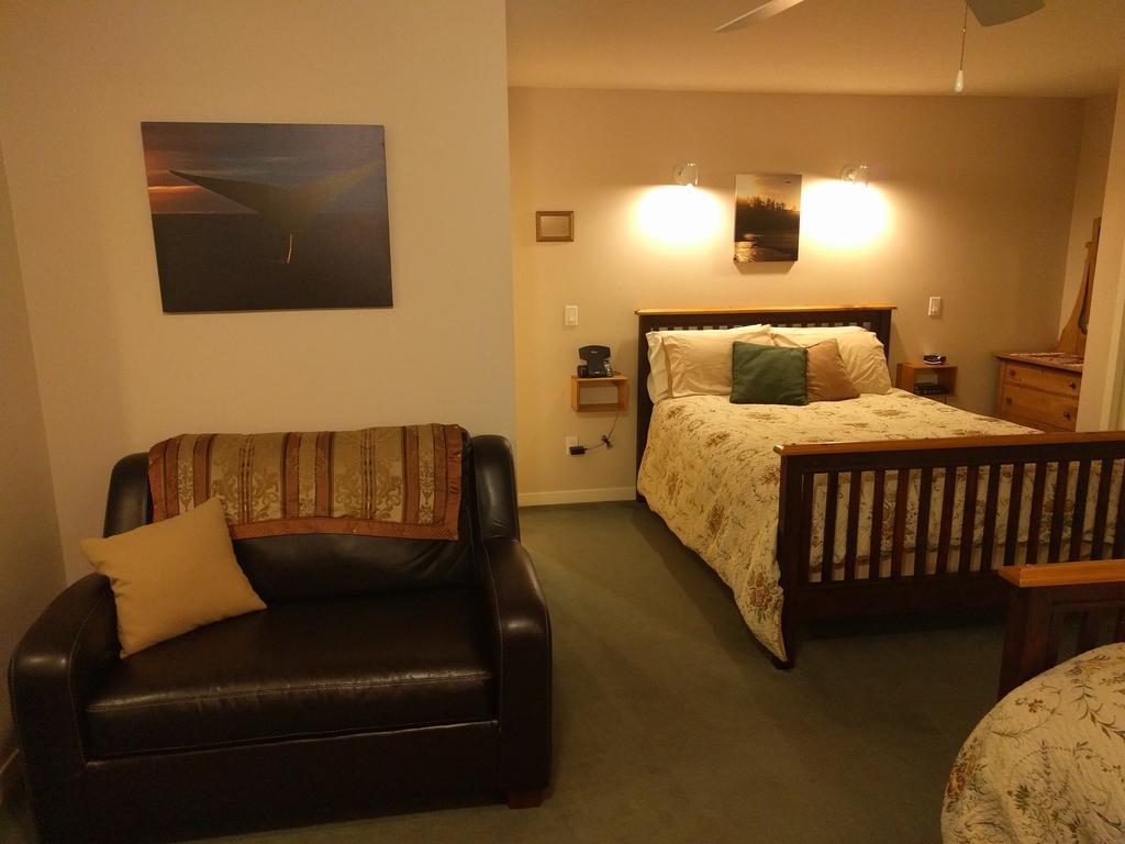 Cedar Wood Lodge Bed & Breakfast Inn พอร์ตอัลเบอนี ภายนอก รูปภาพ