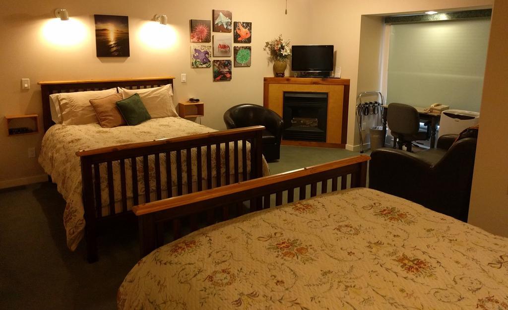 Cedar Wood Lodge Bed & Breakfast Inn พอร์ตอัลเบอนี ภายนอก รูปภาพ