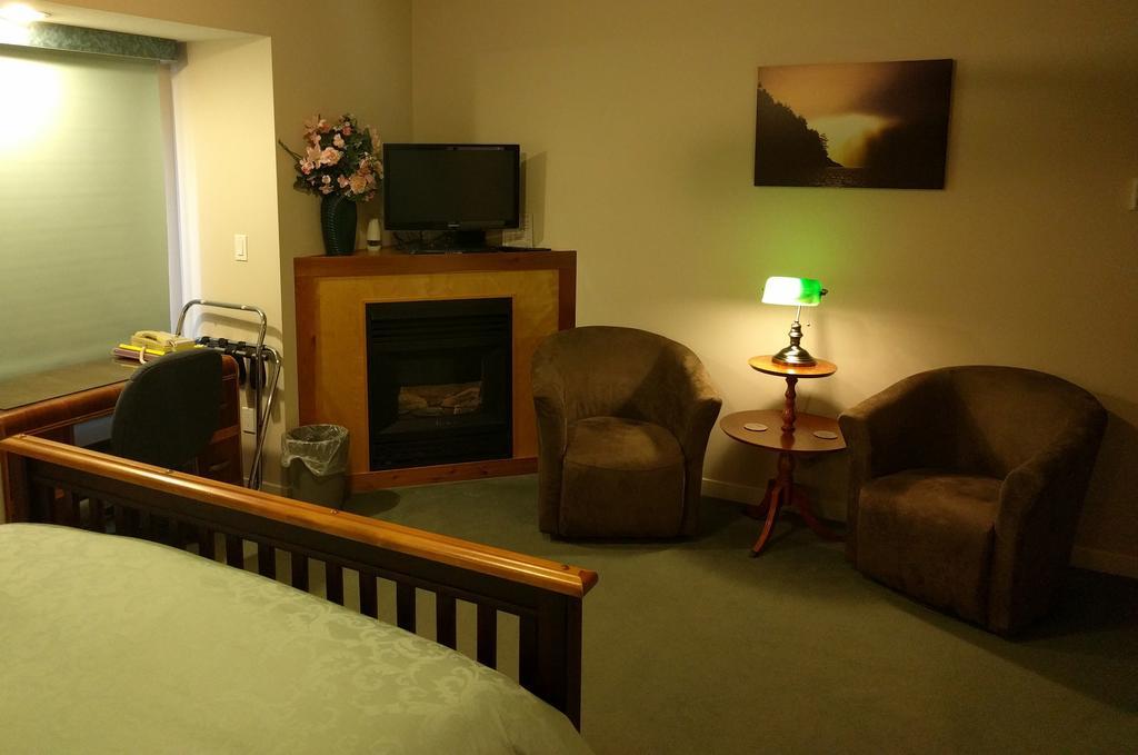 Cedar Wood Lodge Bed & Breakfast Inn พอร์ตอัลเบอนี ภายนอก รูปภาพ