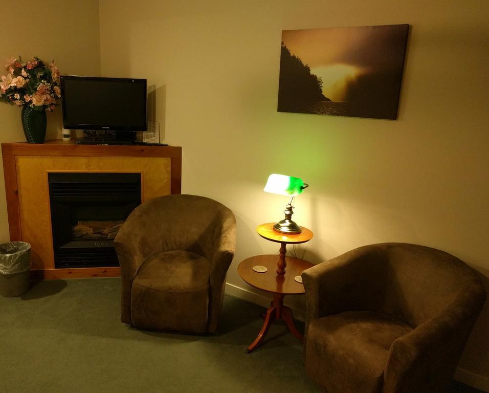Cedar Wood Lodge Bed & Breakfast Inn พอร์ตอัลเบอนี ภายนอก รูปภาพ