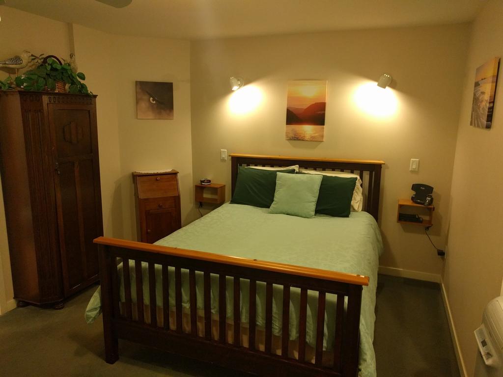 Cedar Wood Lodge Bed & Breakfast Inn พอร์ตอัลเบอนี ภายนอก รูปภาพ