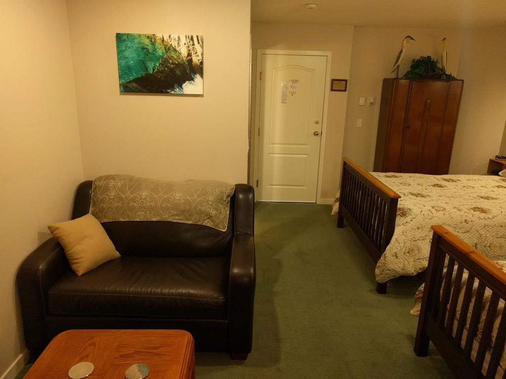 Cedar Wood Lodge Bed & Breakfast Inn พอร์ตอัลเบอนี ภายนอก รูปภาพ