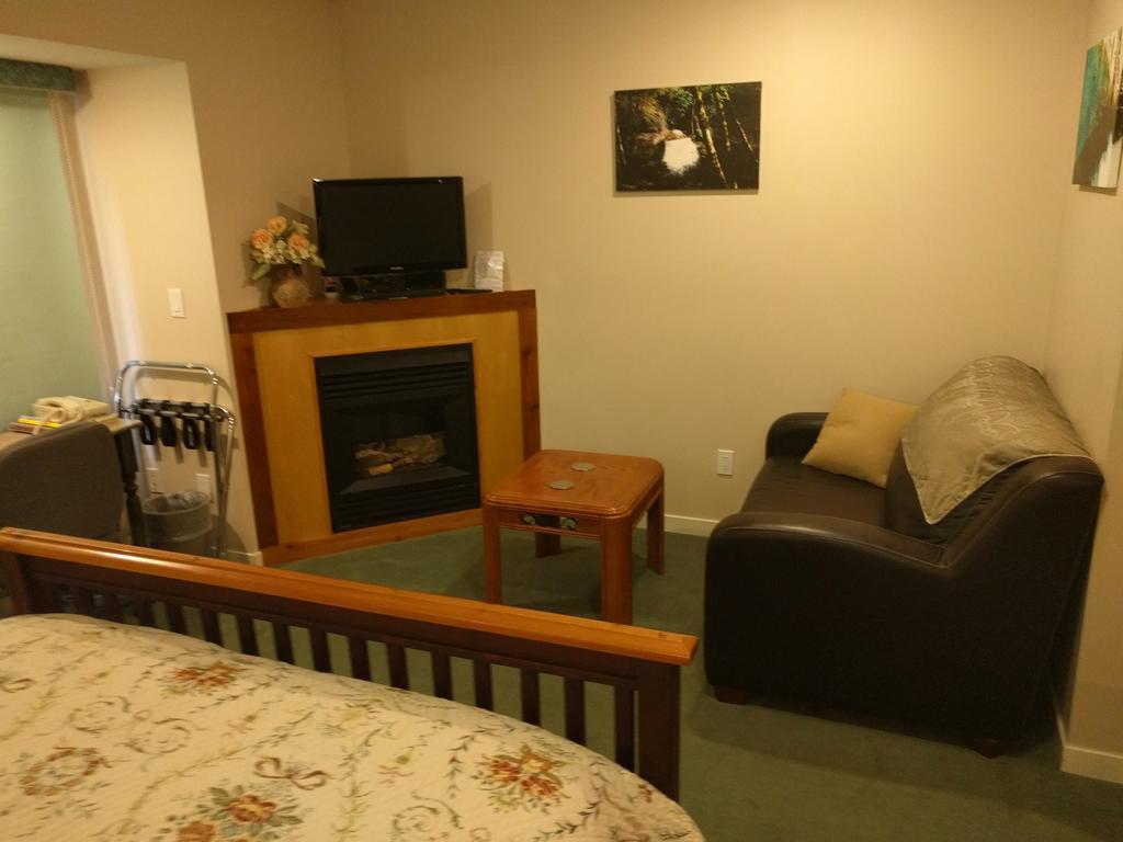 Cedar Wood Lodge Bed & Breakfast Inn พอร์ตอัลเบอนี ภายนอก รูปภาพ