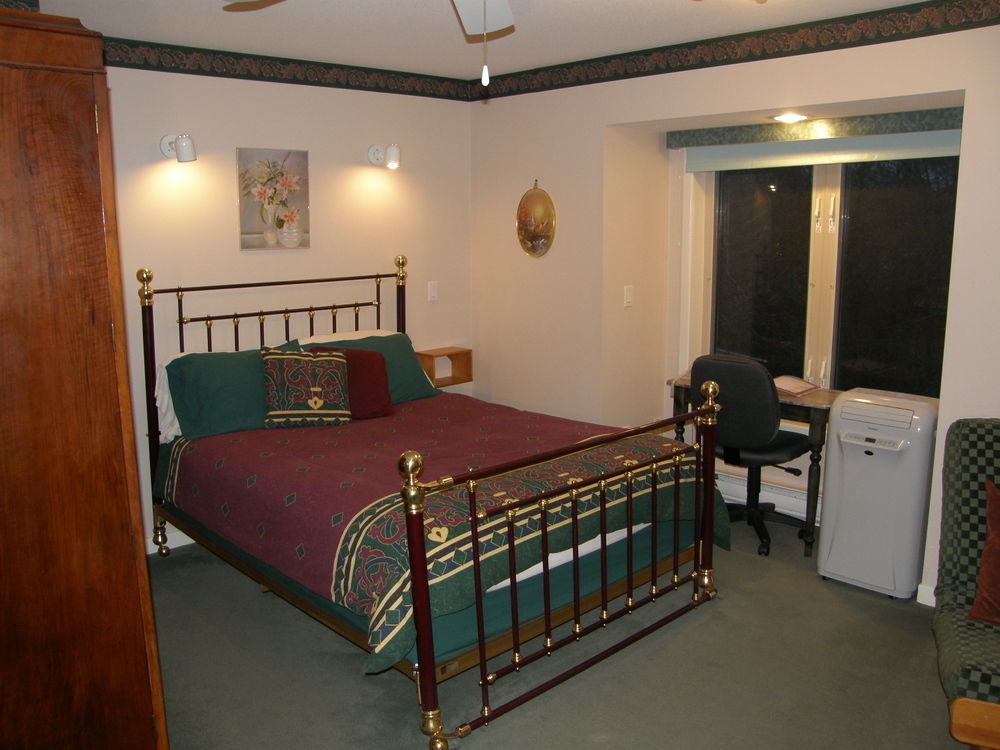 Cedar Wood Lodge Bed & Breakfast Inn พอร์ตอัลเบอนี ภายนอก รูปภาพ