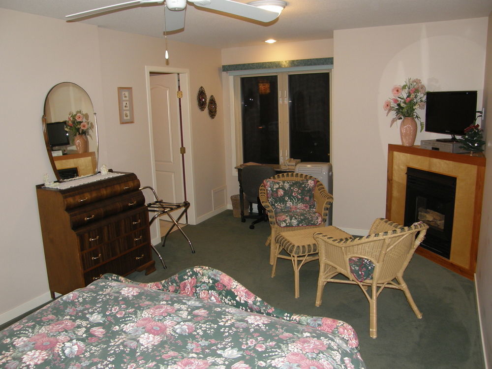 Cedar Wood Lodge Bed & Breakfast Inn พอร์ตอัลเบอนี ภายนอก รูปภาพ